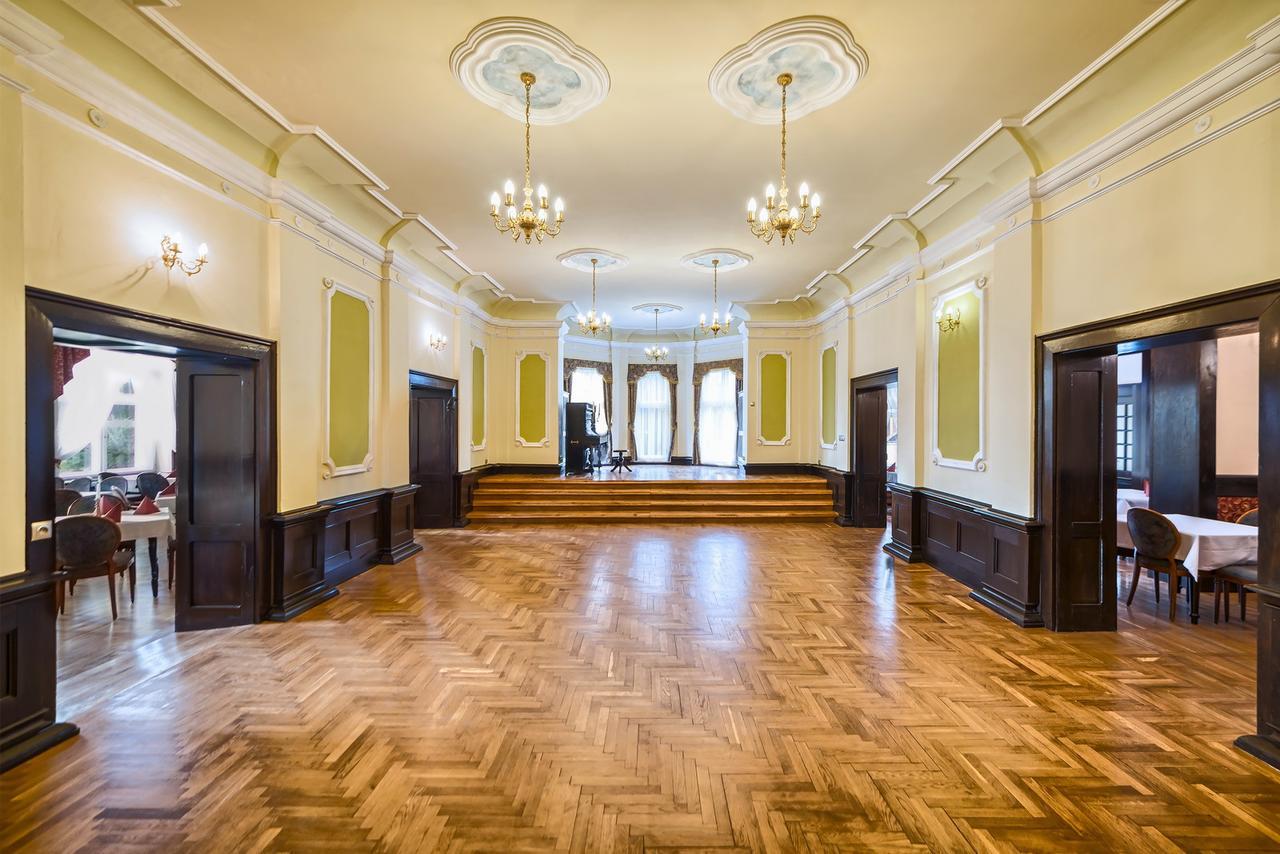 Palac Klanino Buitenkant foto